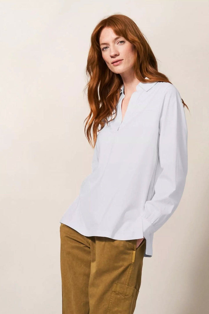 Chemise à manches longues en coton avec col en V, idéale pour un look décontracté.