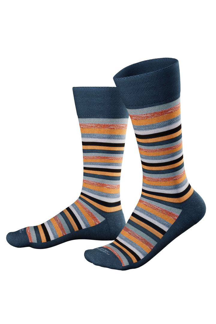 Bas à rayures multicolores contrastées avec motif distinctif, confortables et originaux, parfaits pour costumes ou jeans retroussés.