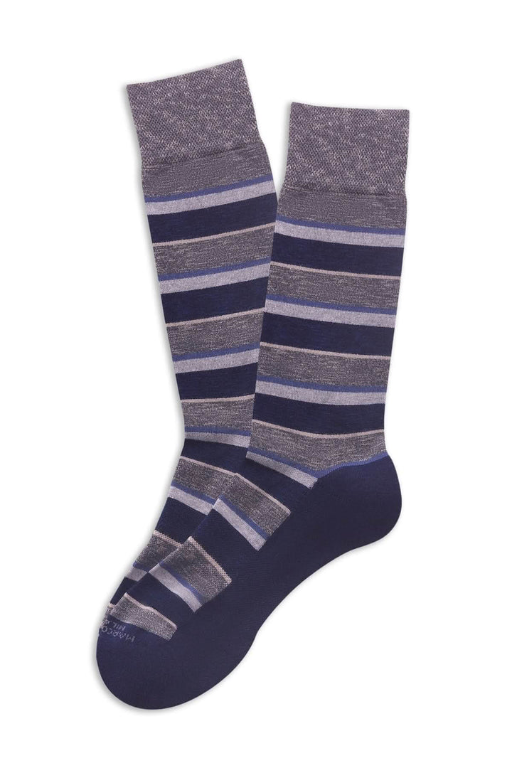 Bas rayures raffinées, bas à rayures horizontales contrastées en bleu et gris, parfait pour un look élégant et contemporain.