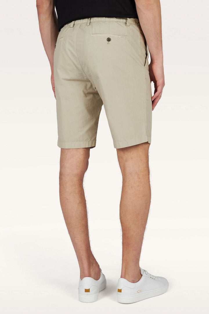 Homme portant un bermuda en popeline de coton ultralégère beige, idéal pour les journées décontractées.