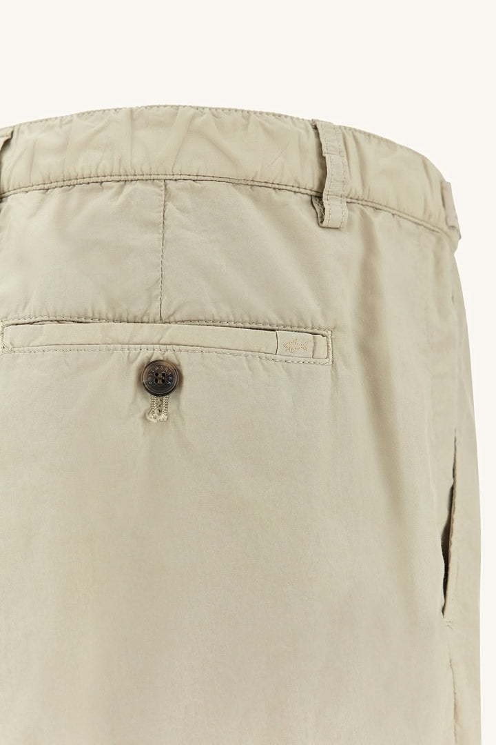Bermuda en popeline de coton ultralégère avec taille élastique et poche arrière, idéal pour les journées décontractées.