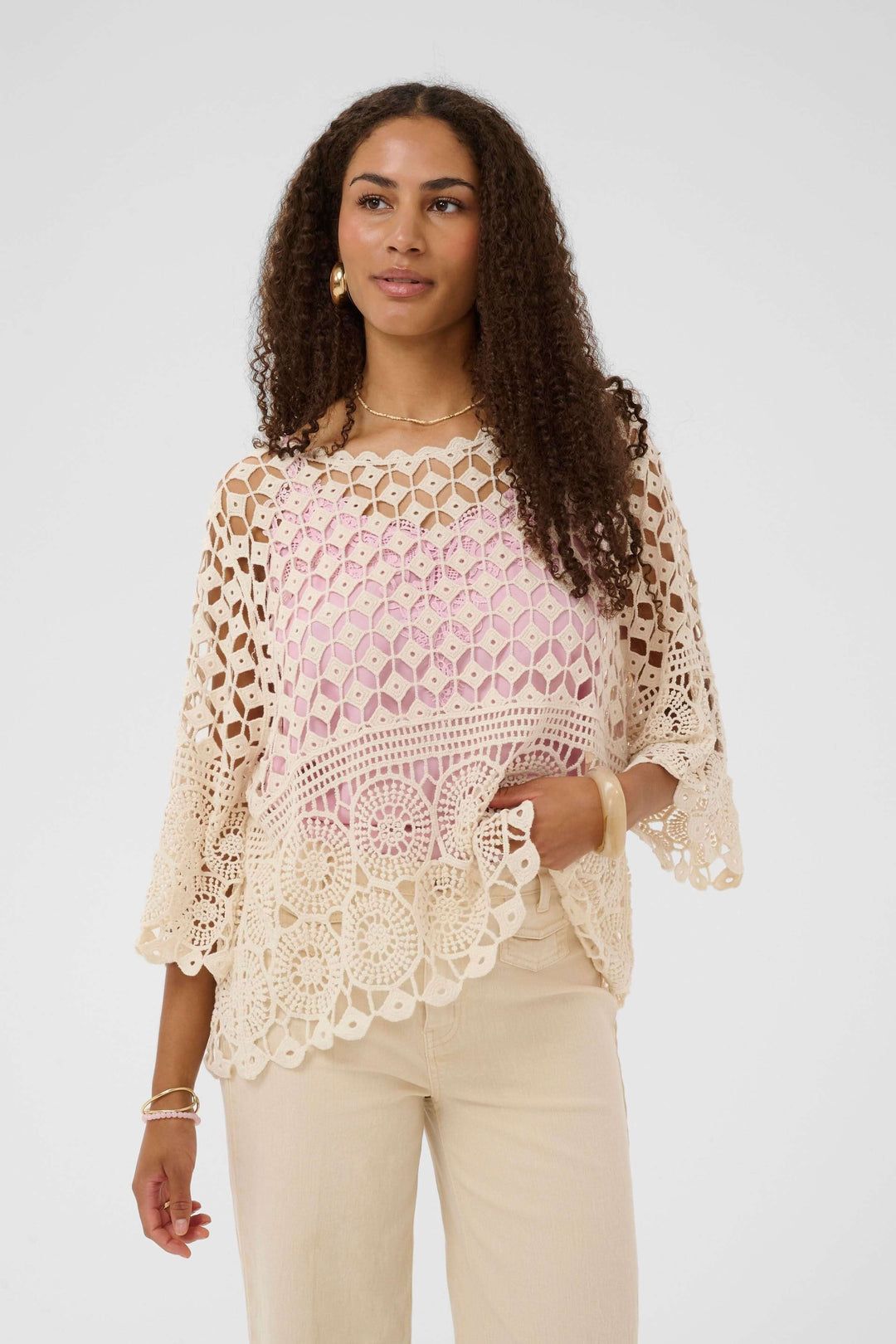 Blouse Gina en crochet ajouré bohème avec manches larges et ourlet festonné, idéale pour l&