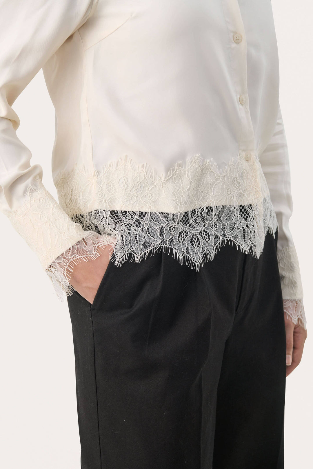 Chemise élégante Lenina en satin avec dentelle, manches longues et poches, look sophistiqué.