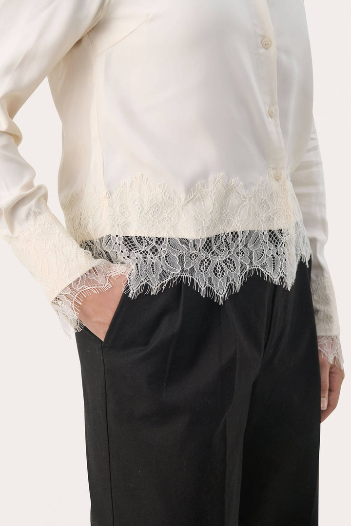 Chemise élégante Lenina en satin avec dentelle, manches longues et poches, look sophistiqué.