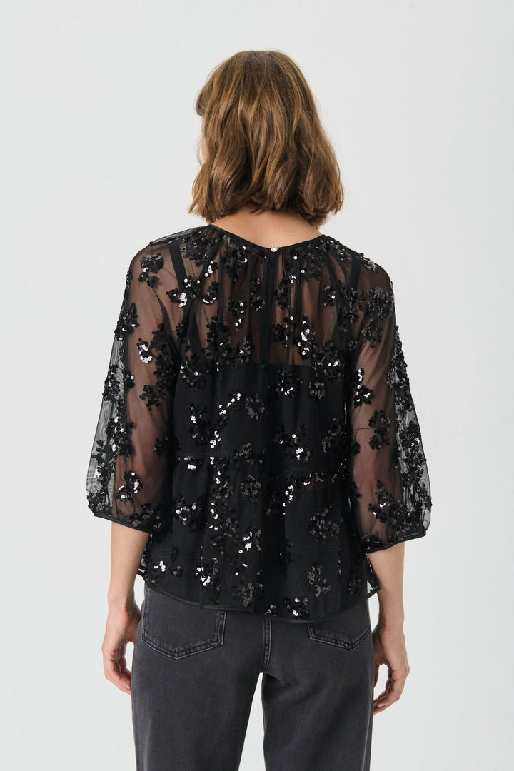 Blouse Vivan à sequins floraux vue de dos, manches trois-quarts, broderie florale en sequins, tissu transparent tulle noir élégant.