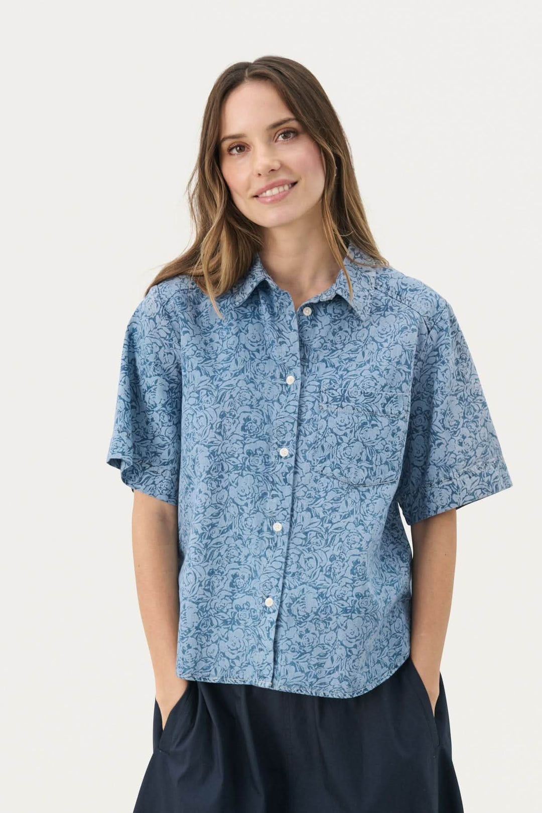 Blouse en jeans Nicla avec motif, manches courtes, coupe décontractée, idéale pour des tenues décontractées.