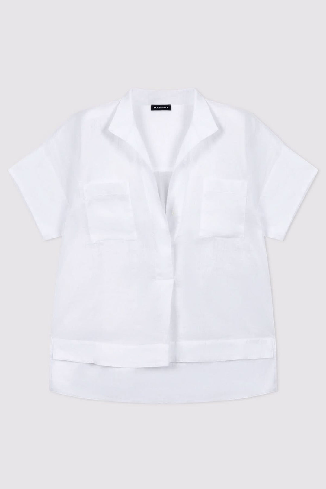 Blouse en lin à manches chauve-souris en blanc avec col ouvert et manche courte, idéale pour l&