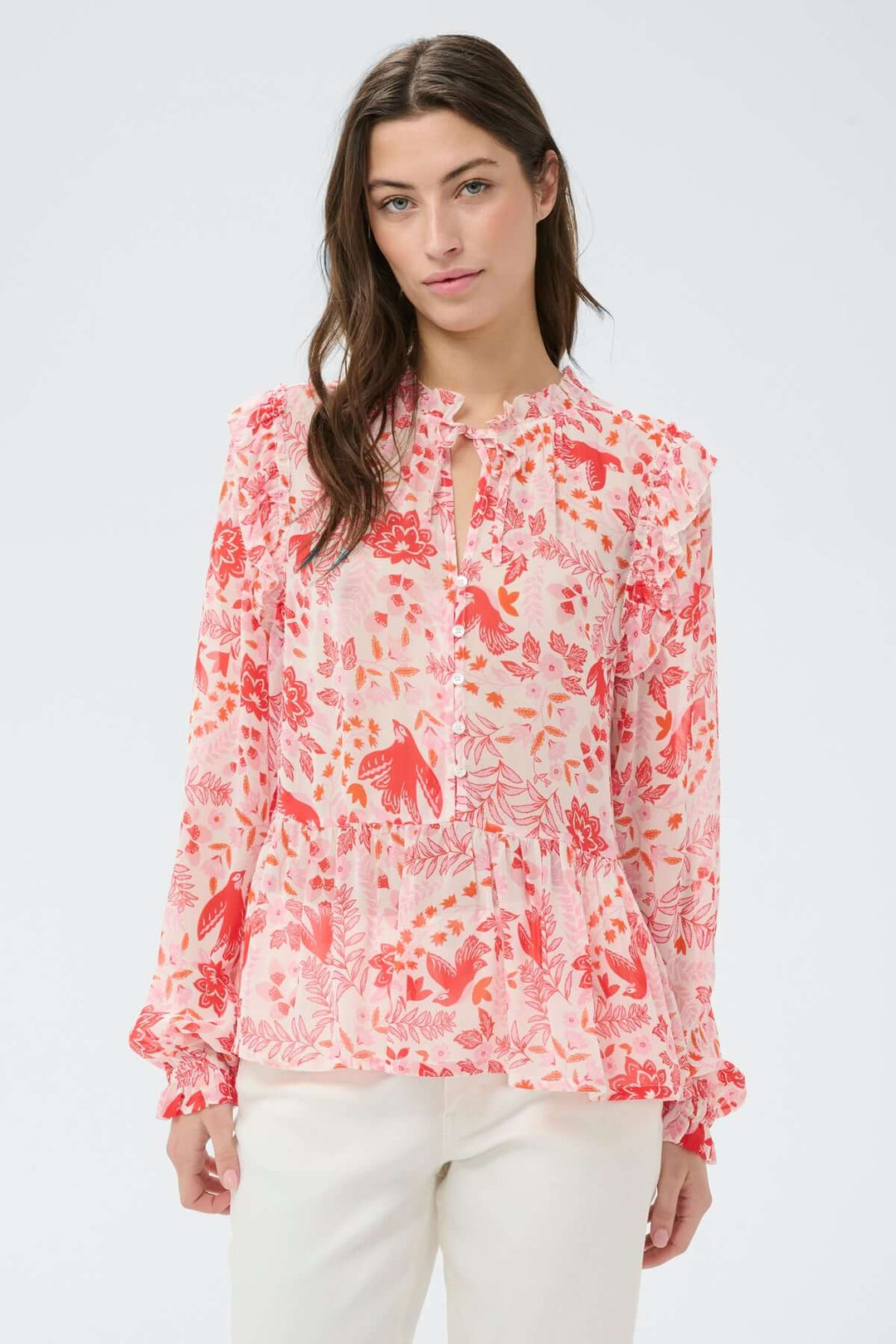 Femme portant Blouse fluide à encolure fendue Alfrida avec imprimé délicat et coupe légèrement évasée pour un look élégant.