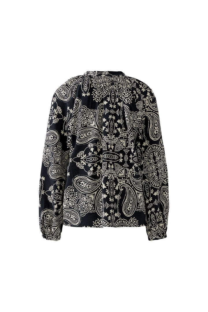 Blouse fluide imprimé graphique bohème avec motif détaillé noir et blanc, manches longues, idéale pour un style féminin et décontracté.