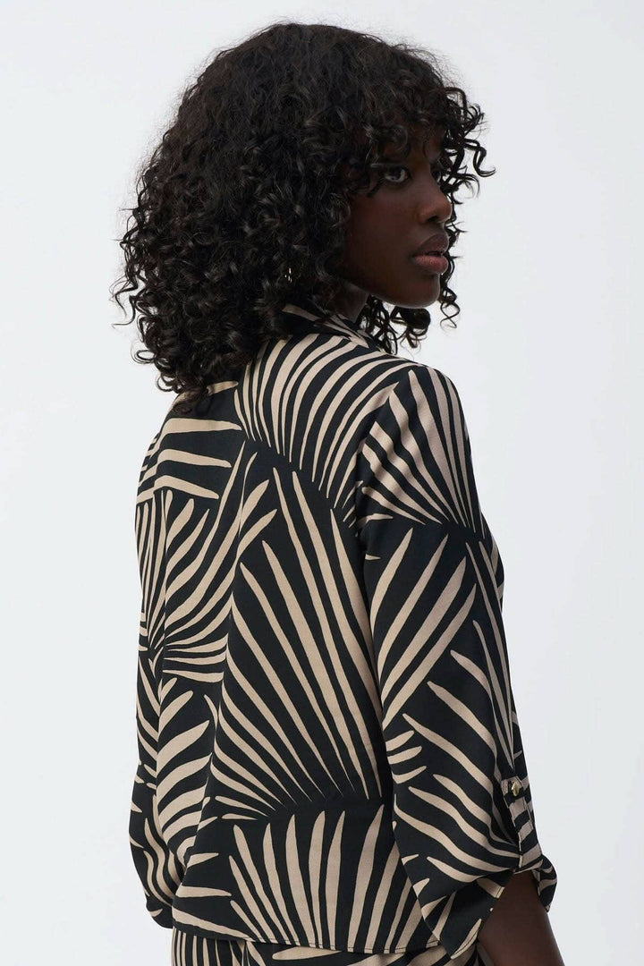 Blouse légère à imprimé feuillage, col chemise en V et manches 3/4, silhouette décontractée et élégante.