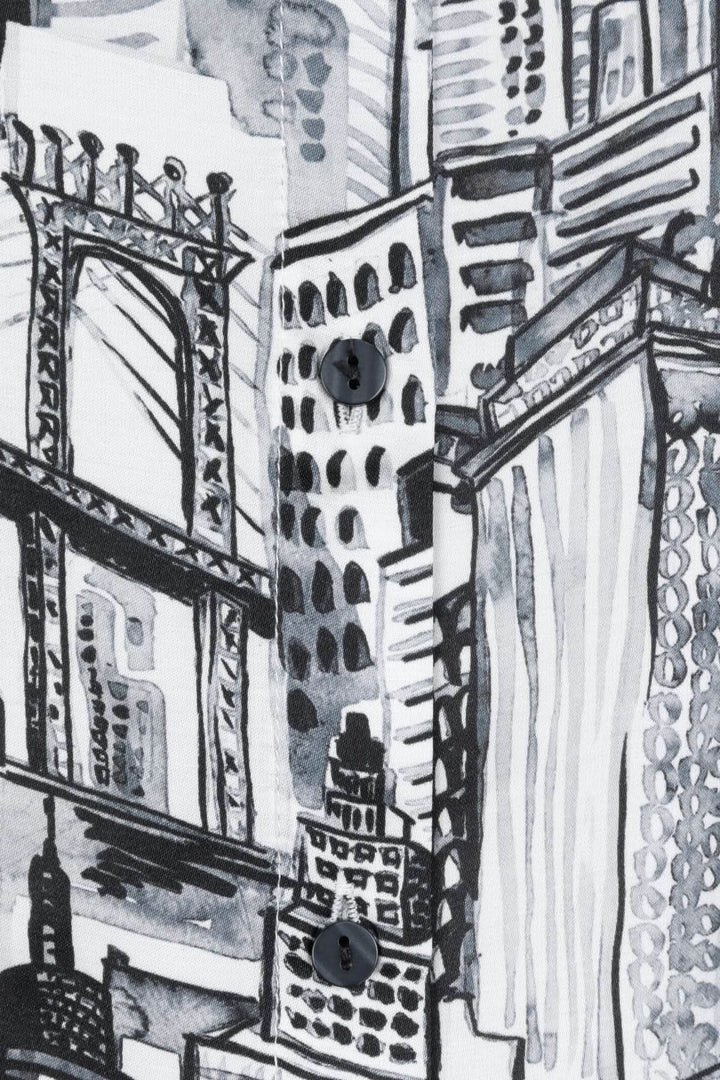 Imprimé graphique urbain en noir et blanc sur blouse, représentant des bâtiments et la skyline d&