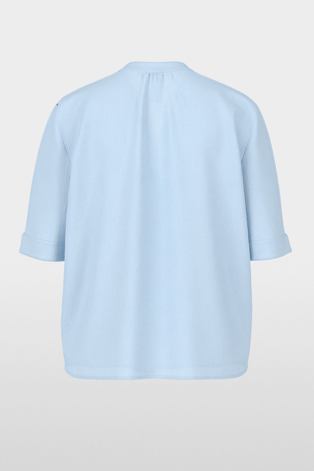 Blouse à manches courtes en bleu avec encolure en V et manches à revers, coupe fluide et élégante, vue arrière sur fond blanc.