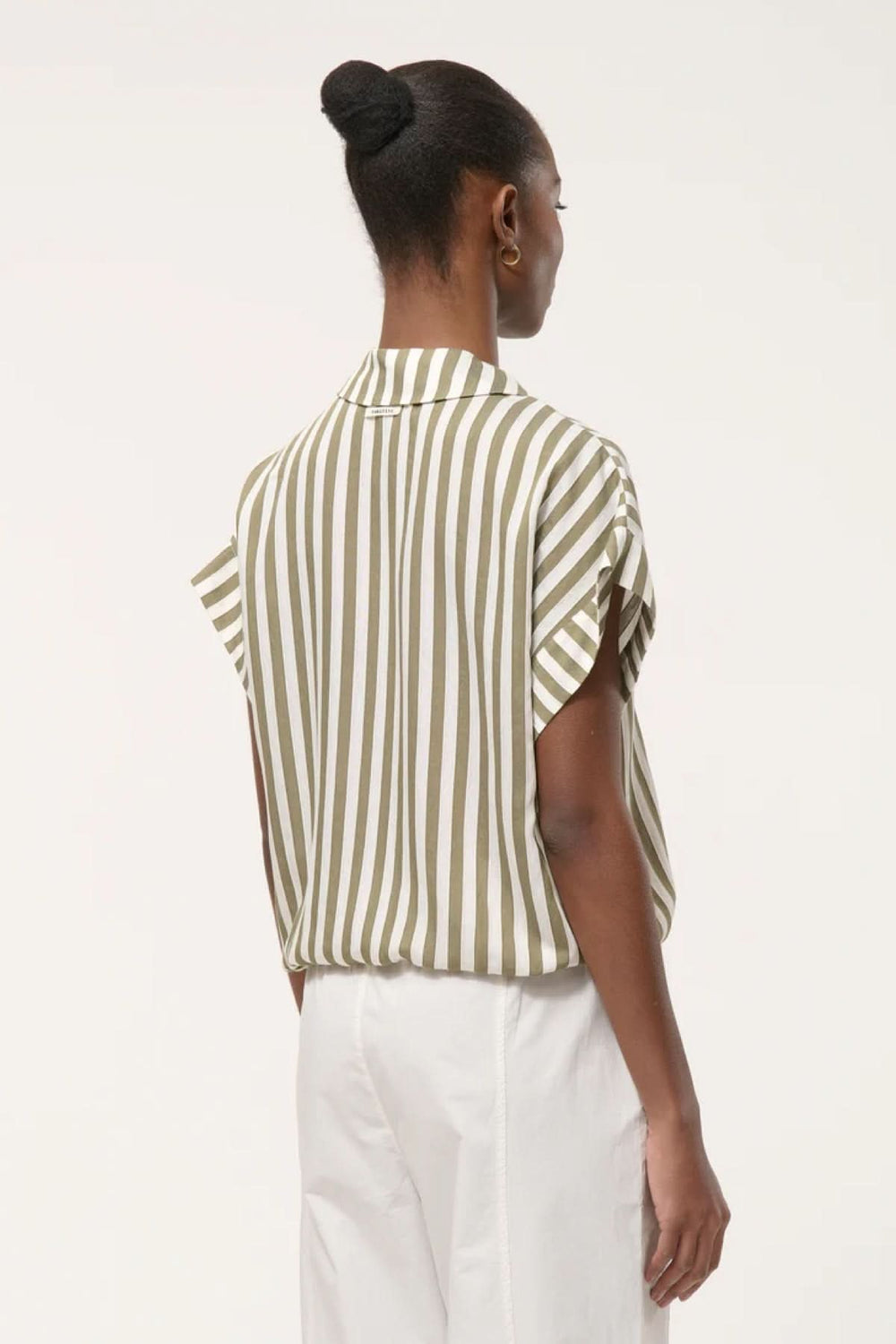 Blouse rayée à col avec rayures verticales et col chemise vue de dos, montrant la coupe ample et décontractée. Idéale pour un look moderne.