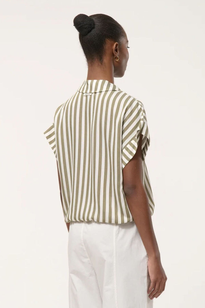 Blouse rayée à col avec rayures verticales et col chemise vue de dos, montrant la coupe ample et décontractée. Idéale pour un look moderne.