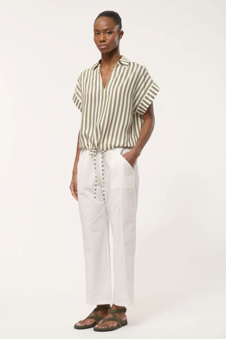 Blouse rayée à col, blouse à rayures verticales avec col ouvert et lien à nouer, silhouette fluide et contemporaine idéale pour tenues sobres.
