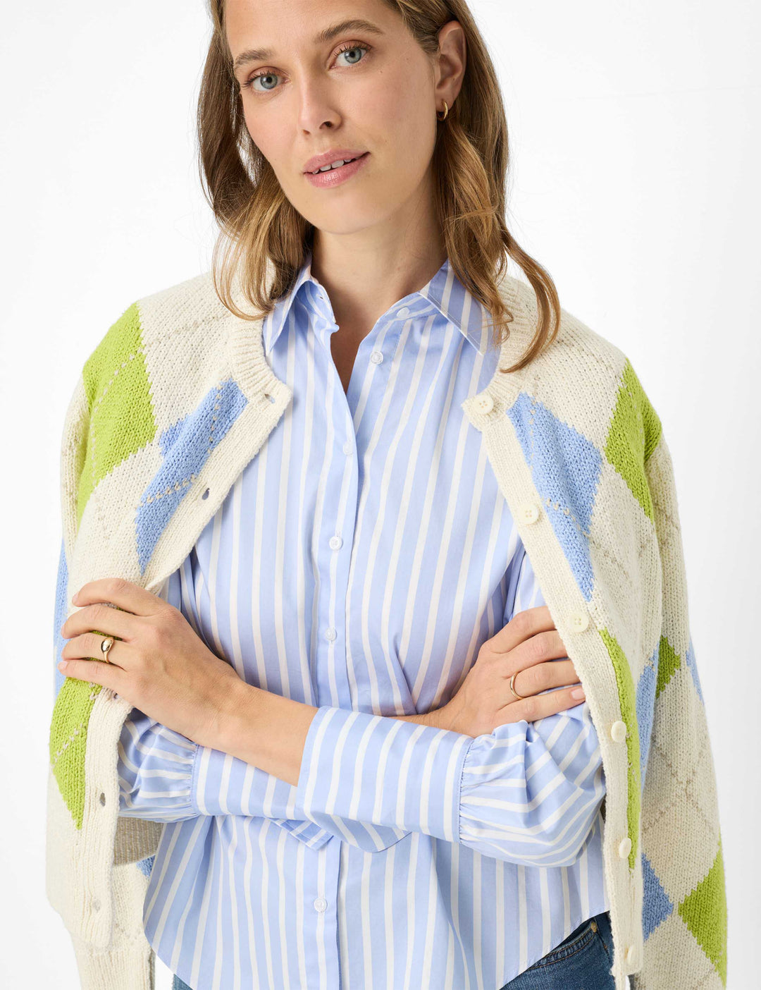 Femme portant Blouse à rayures classique VICA avec un gilet à motifs.