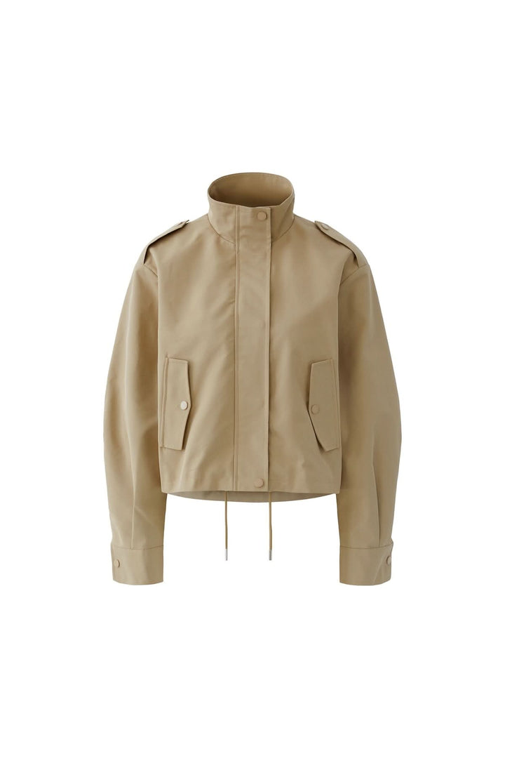 Blouson court à col montant structuré beige, design épuré et moderne, pour un look contemporain et utilitaire.
