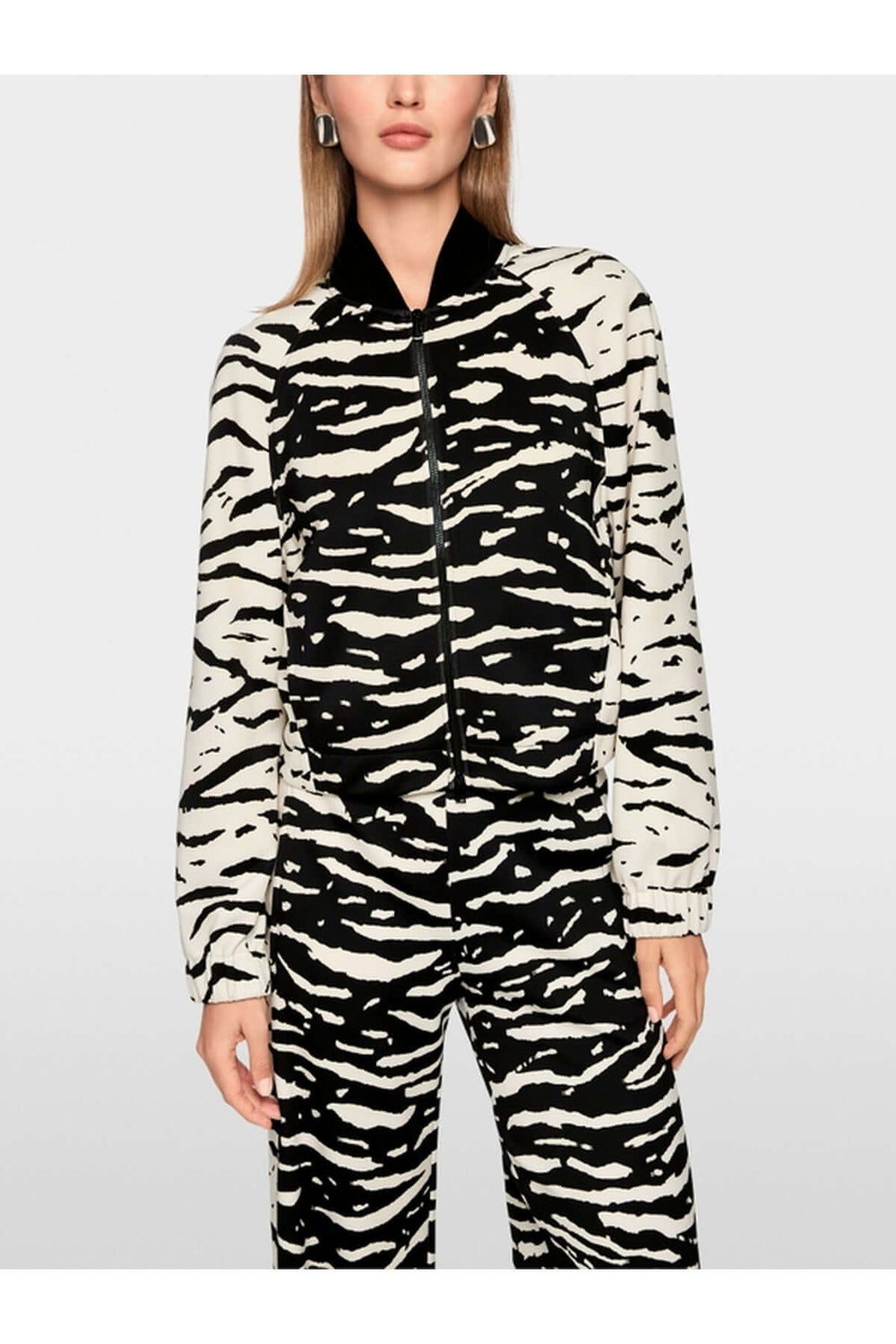Blouson à imprimé animal en jersey scuba doux avec coupe ample et col tricoté, élastiques aux poignets, poches latérales pratiques.