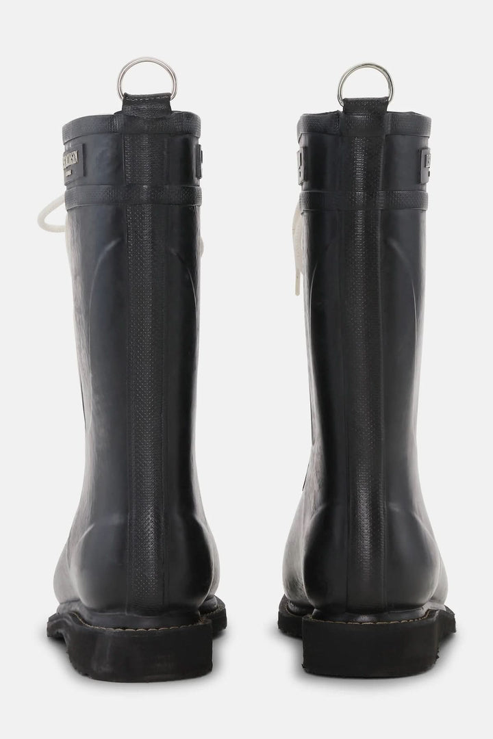 Bottes d’hiver imperméables à lacets vues de dos avec semelle antidérapante, confection moderne et détails robustes pour temps hivernal.