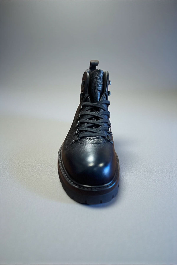 Bottine homme cuir texturé avec semelle crantée, offrant une élégance robuste et un confort durable à l&
