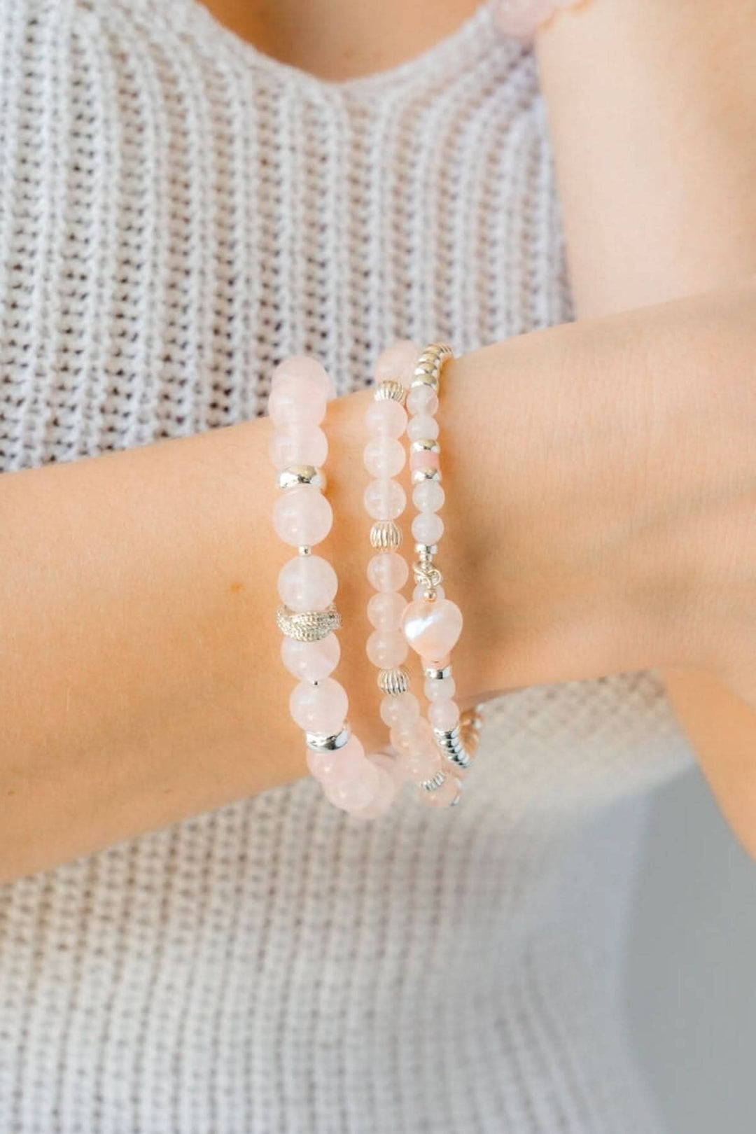 Bracelet Be Kind en Quartz Rose et Argent Sterling, symbole de tendresse, porté sur un poignet.