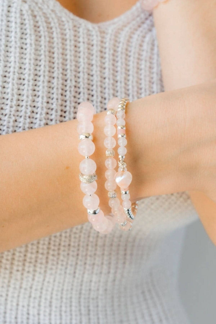 Bracelet Be Kind en Quartz Rose et Argent Sterling, symbole de tendresse, porté sur un poignet.