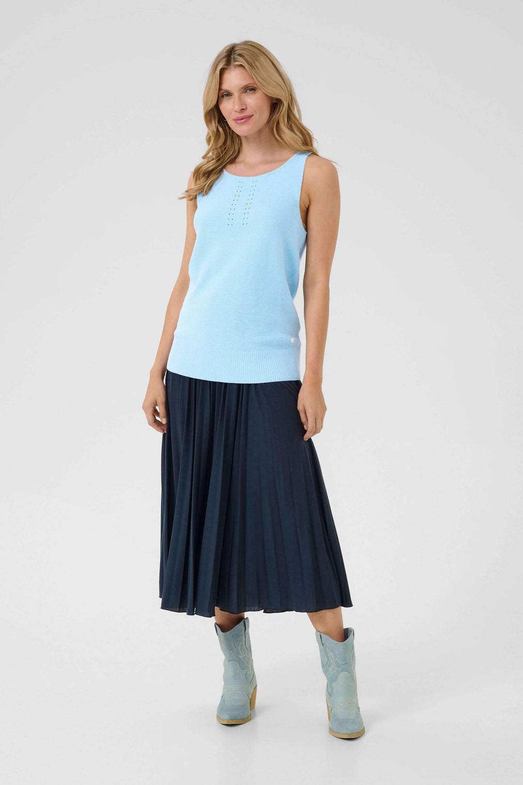 Camisole Sillar bleu clair avec jupes plissée, look élégant et décontracté, parfait pour l&