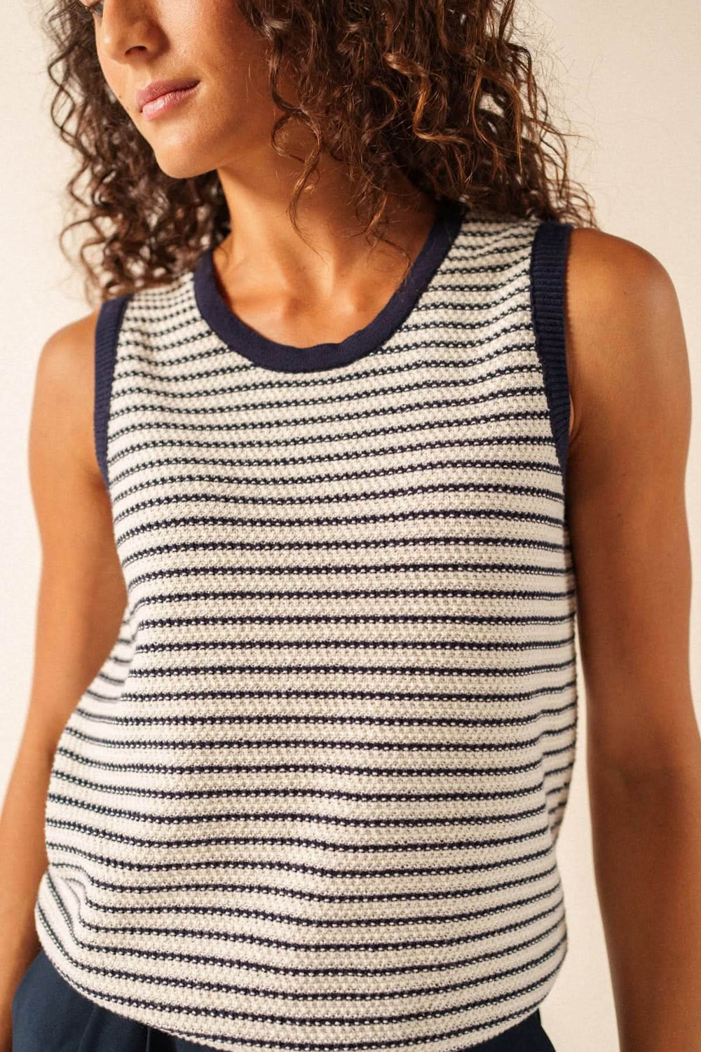 Camisole en maille rayée MASSANE avec maille texturée à rayures fines, décontractée et moderne, idéale pour une garde-robe polyvalente.
