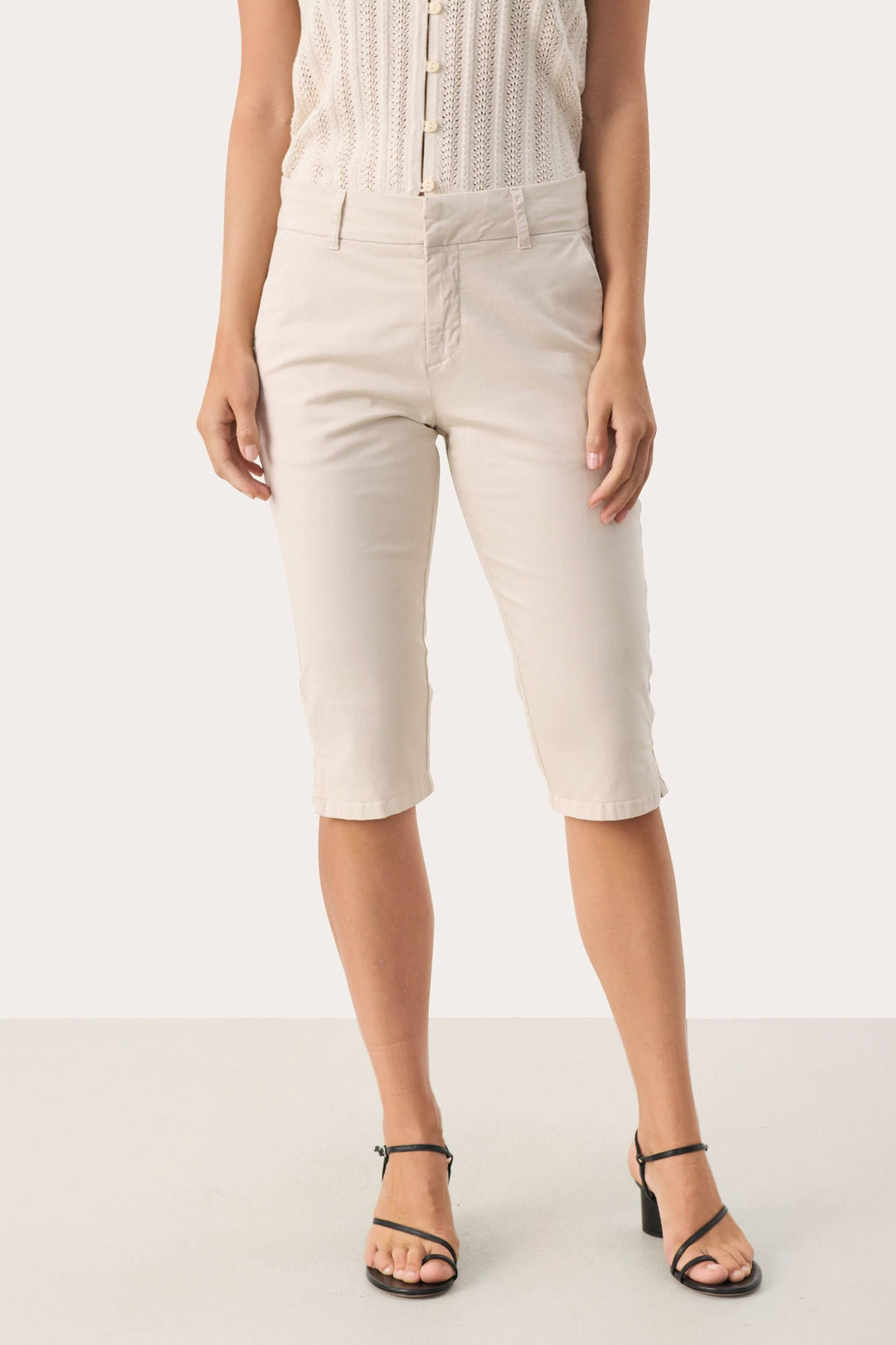 Capri ajusté beige, confortable et moderne, parfait pour les journées estivales et les tenues décontractées.