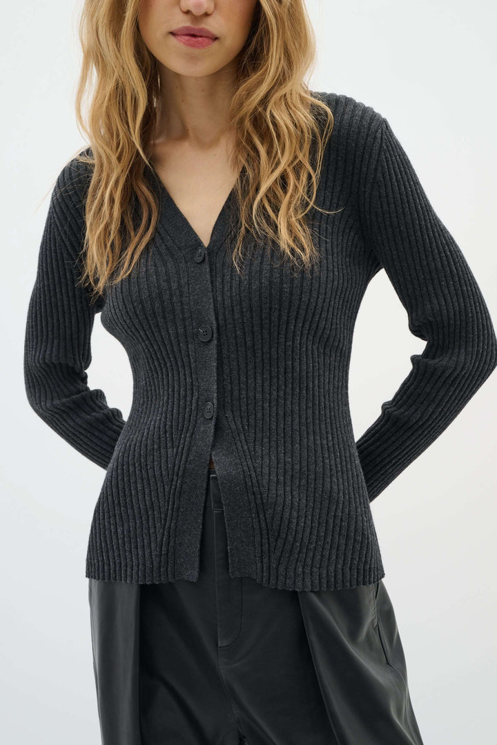 Cardigan Gia noir, ajusté en maille côtelée avec encolure en V et fermeture boutonnée, idéal pour un look chic et féminin.