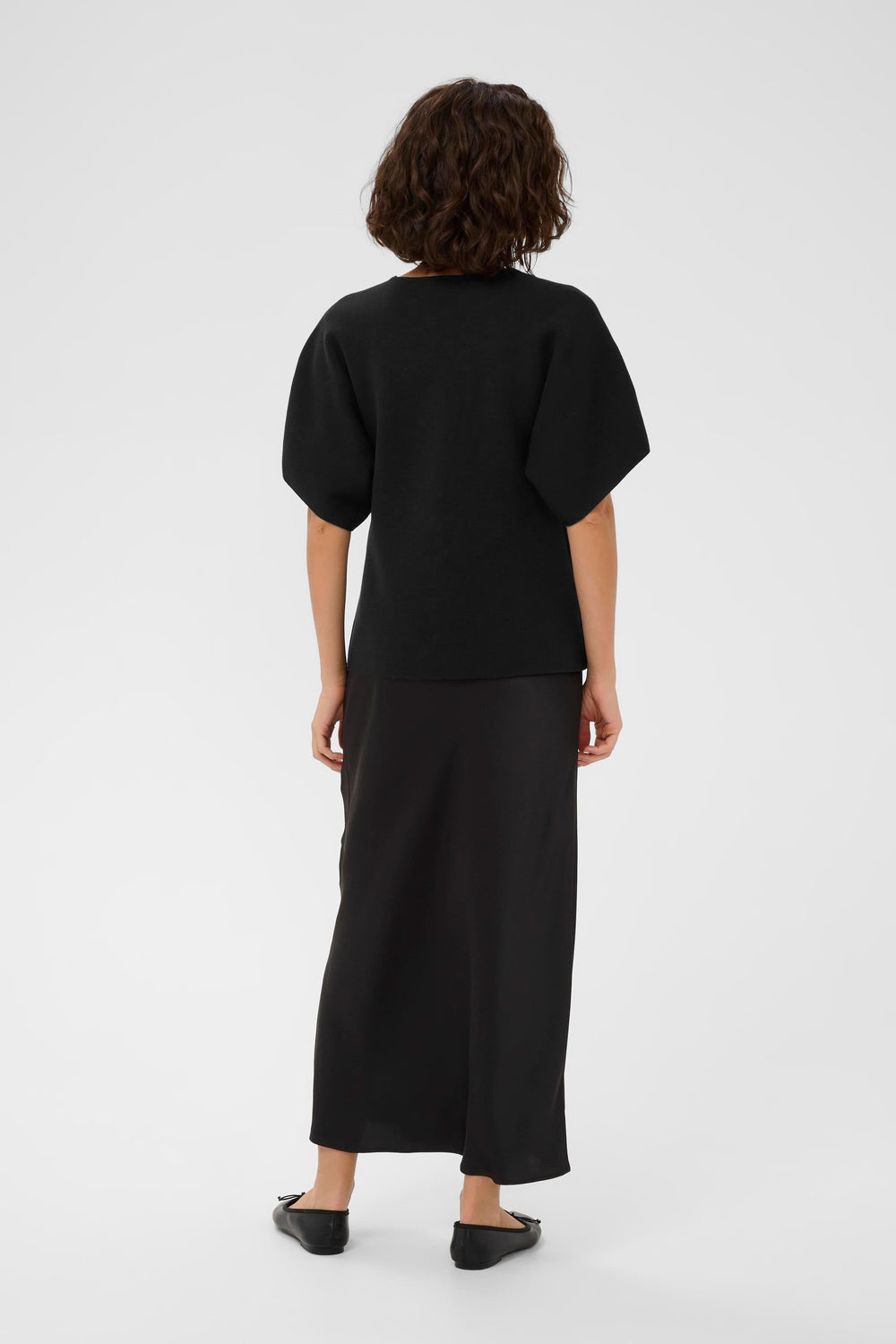 Vue arrière du Cardigan Jessica élégant et structuré, coupe évasée, matière souple, idéal pour une tenue habillée ou minimaliste.