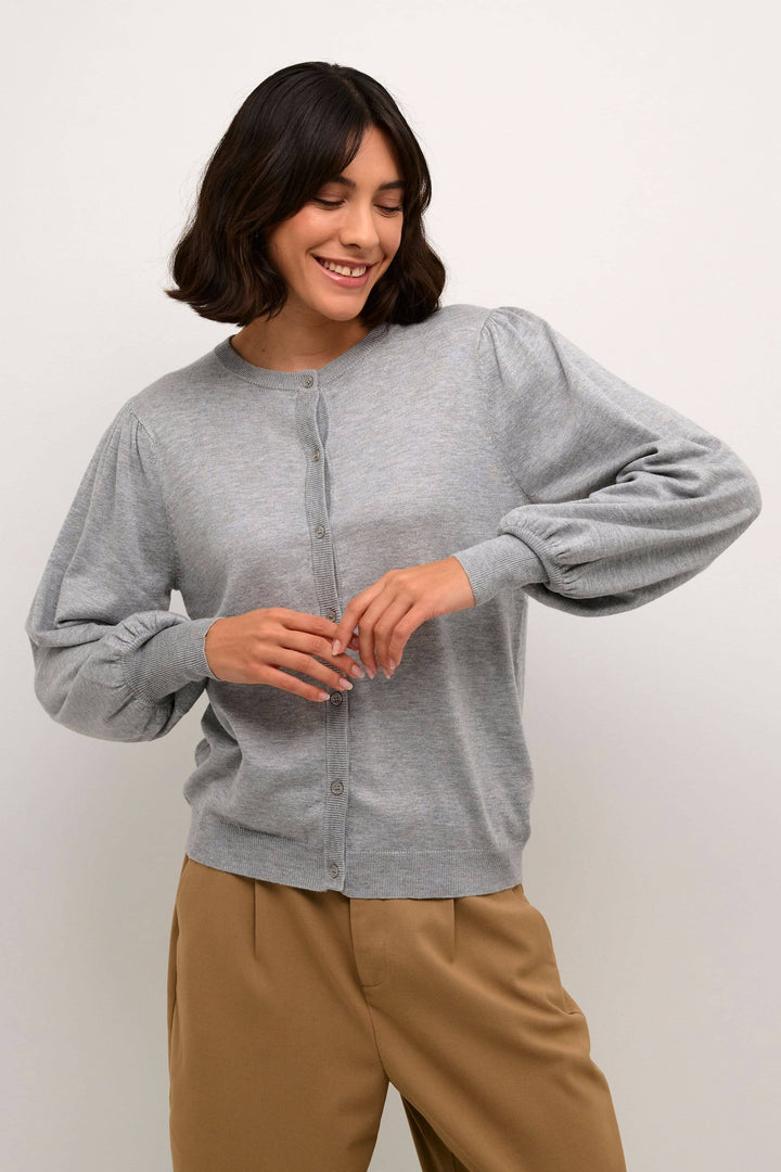 Cardigan Lizza gris à manches ballons, col rond et fermeture boutonnée, parfait pour un look décontracté ou habillé.
