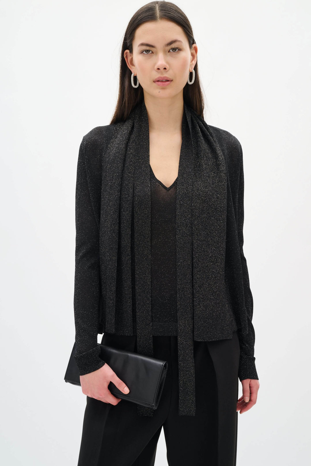 Femme portant le Cardigan Thani à effet scintillant avec foulard intégré, élégant et confortable pour tenue habillée ou sophistiquée.