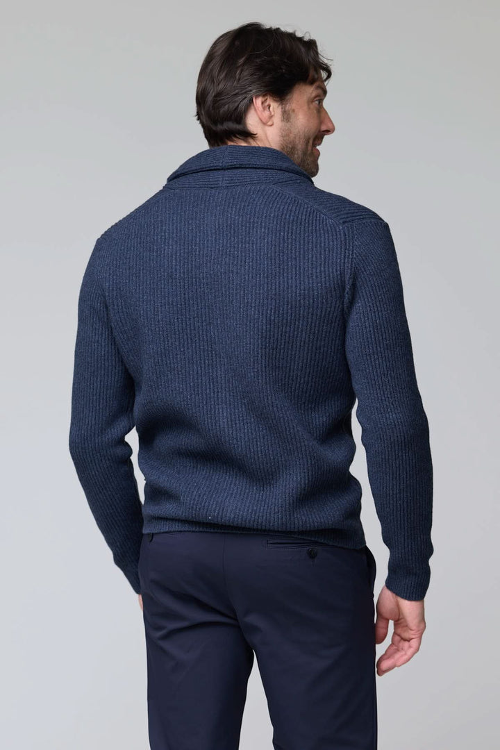 Homme portant un Cardigan à col châle en laine bleu, avec maille côtelée, idéal pour superpositions élégantes.
