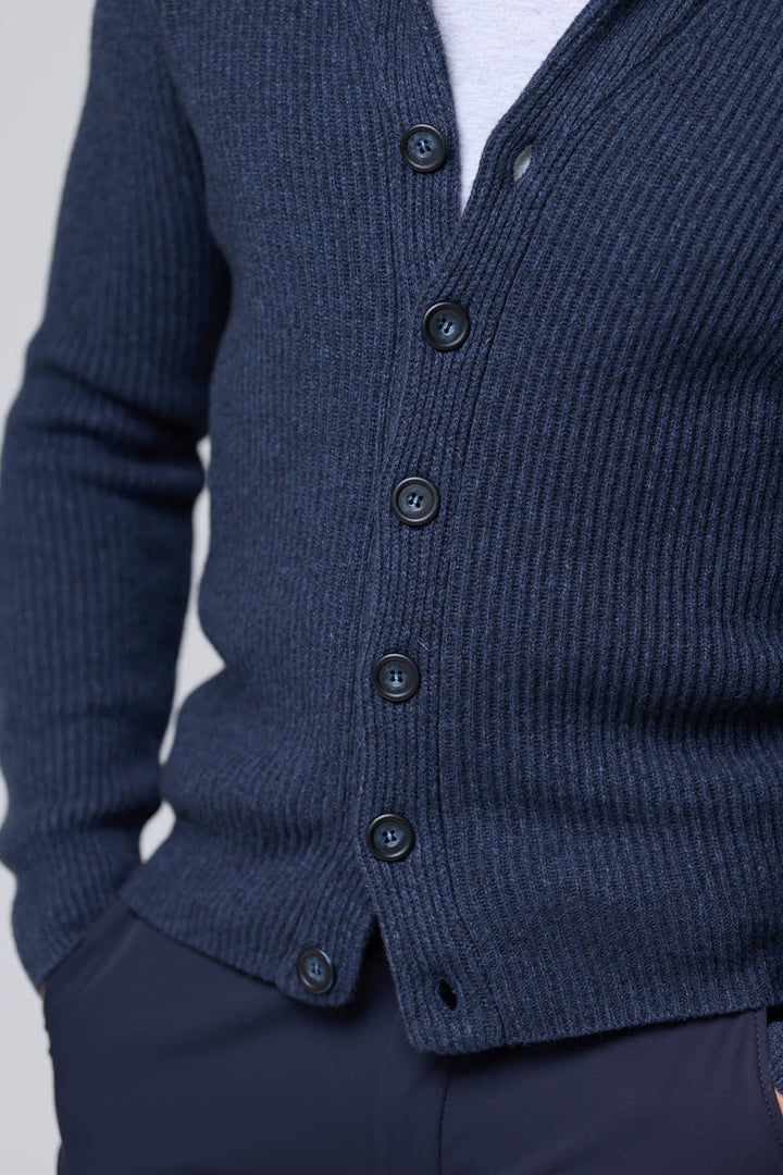 Homme portant un cardigan à col châle en laine bleu, maille côtelée avec boutons