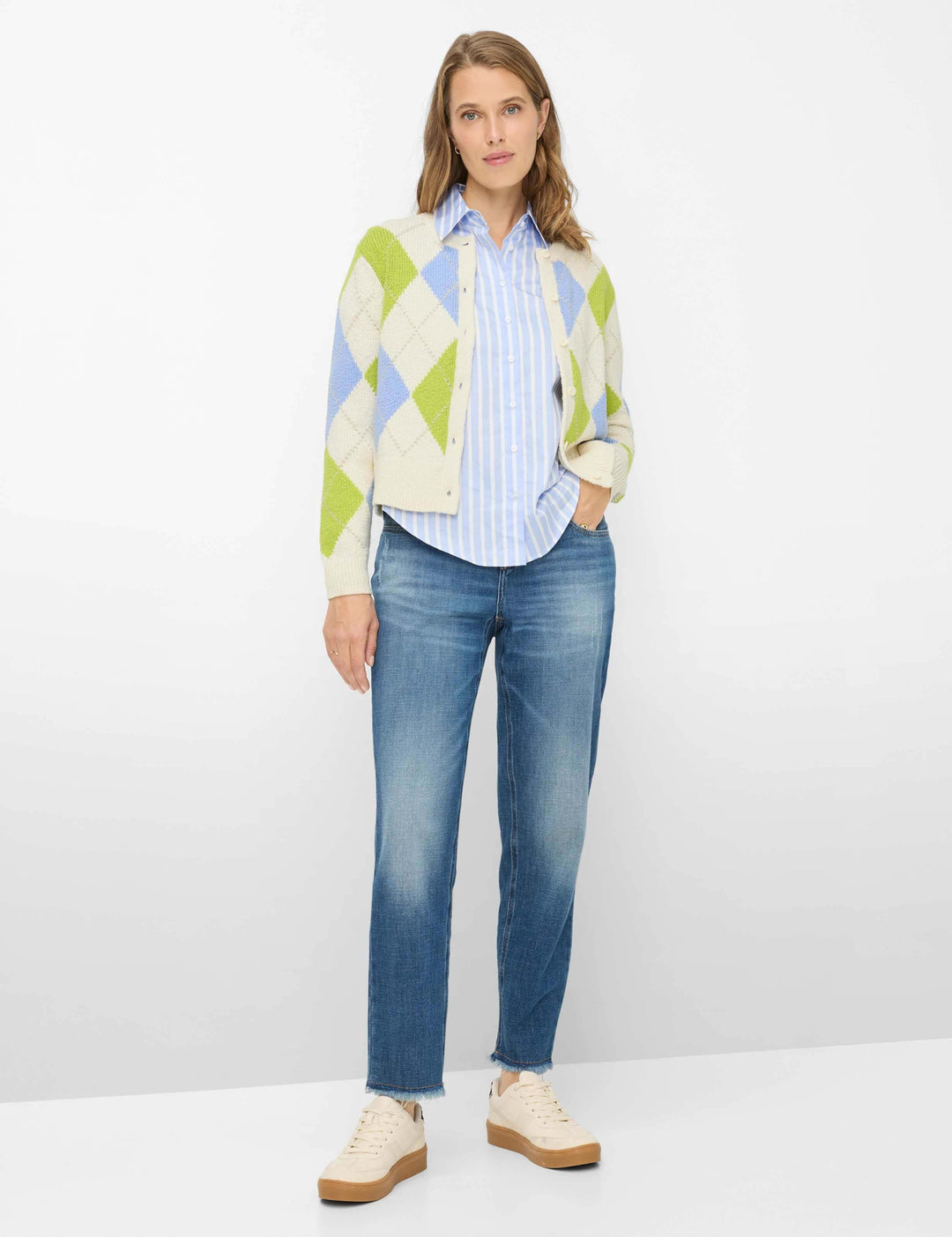 Cardigan court à motif losanges ANN élégant et moderne, style rétro, coupe courte, texture tricotée, fermeture à boutons.