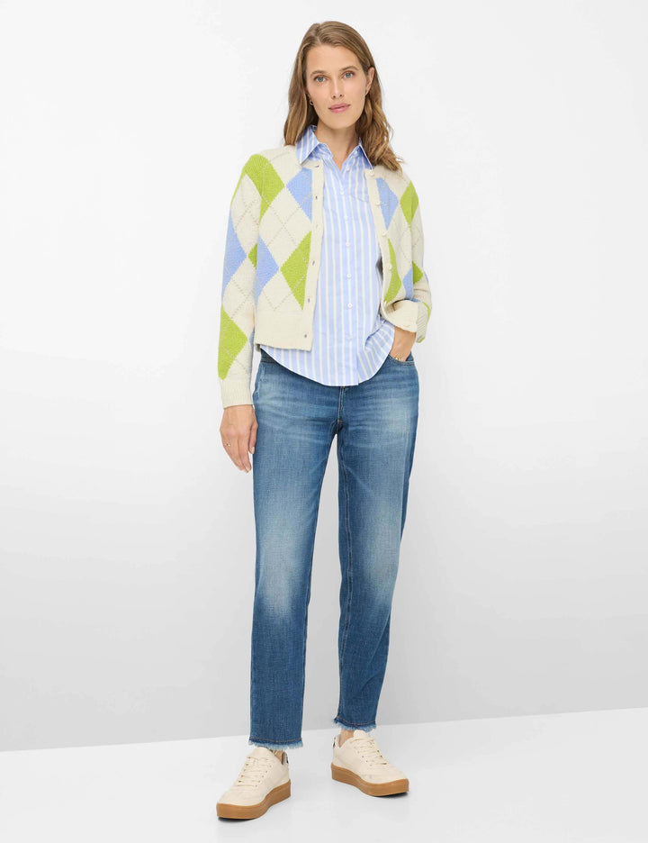 Cardigan court à motif losanges ANN élégant et moderne, style rétro, coupe courte, texture tricotée, fermeture à boutons.