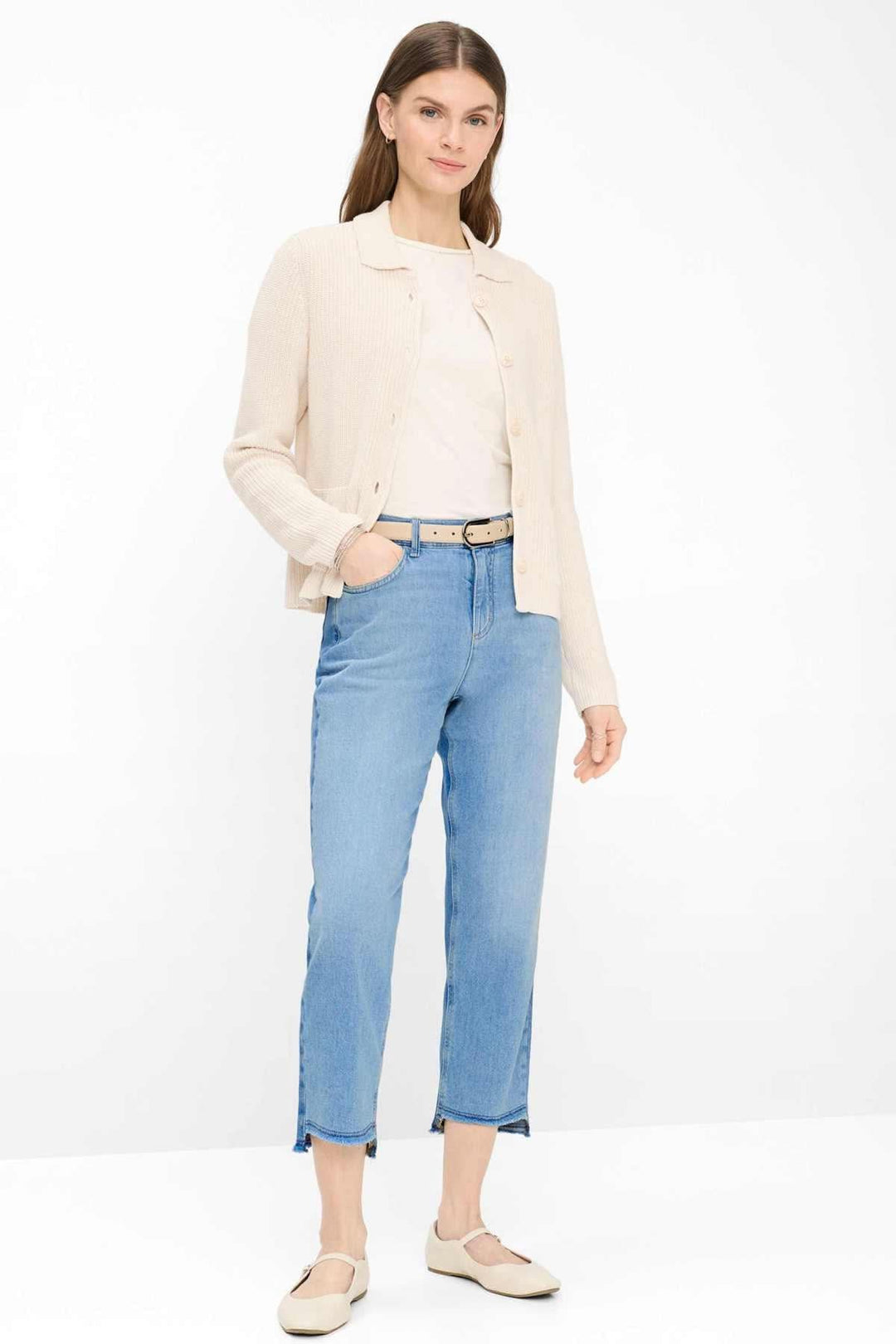 Femme portant le Cardigan en maille côtelée AMI avec un style classique et épuré sur un t-shirt décontracté, style élégant.