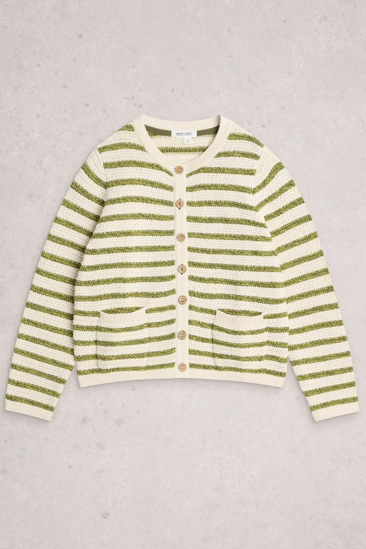 Cardigan rayé boutonné vert et blanc avec boutons en bois, manches longues et encolure ronde. Design intemporel et confortable.