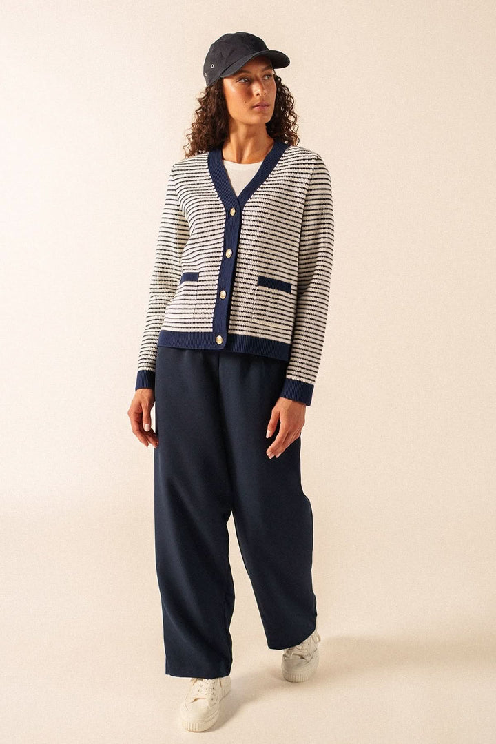 Cardigan rayé style marin ISTRES en maille structurée avec encolure en V et patte de boutonnage contrastante, femme posant debout.