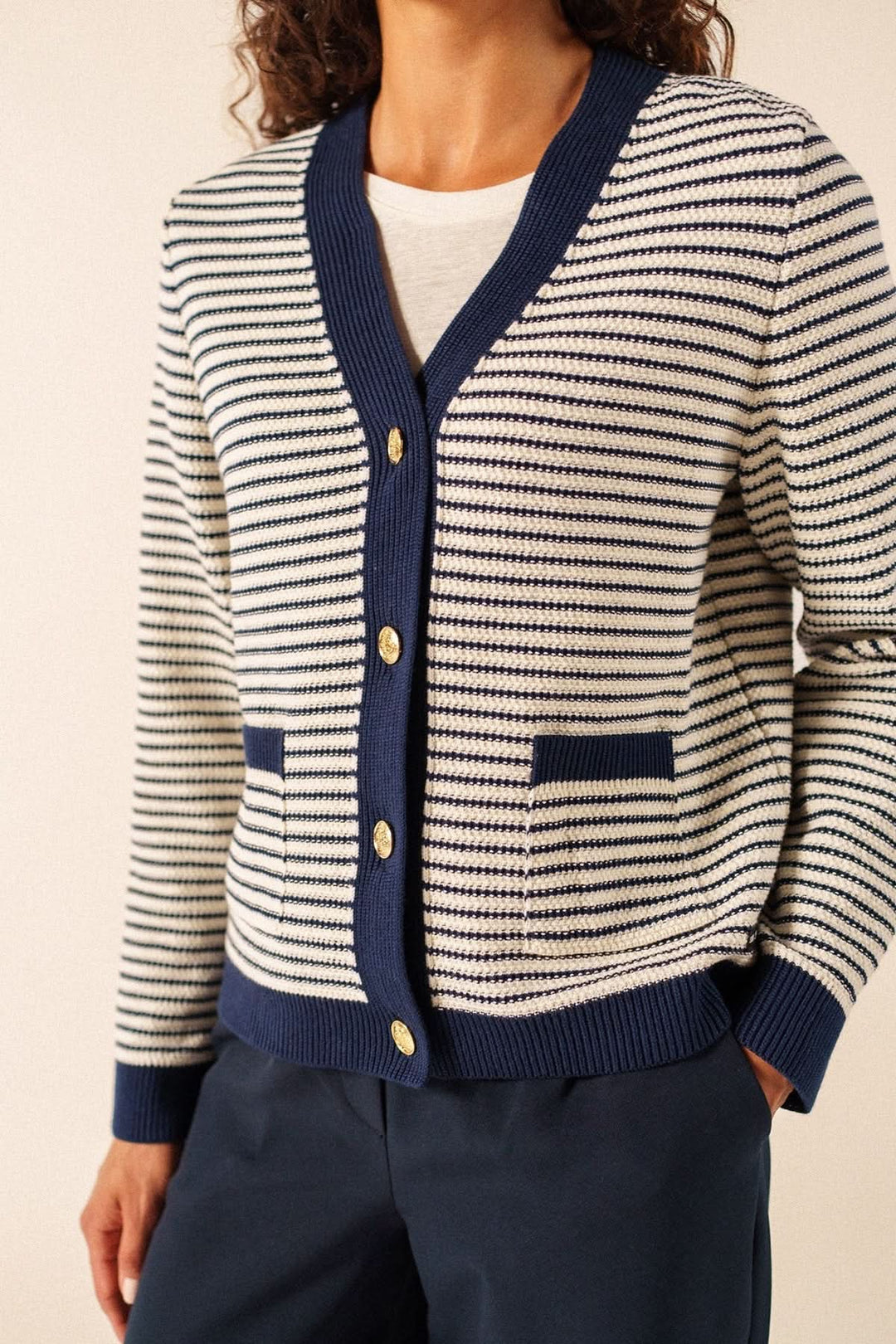 Cardigan rayé style marin ISTRES à rayures bleues et blanches avec boutons dorés, encolure en V et deux poches avant.