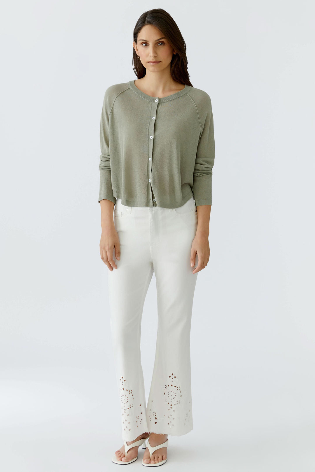 Cardigan texturé boutonné léger et élégant porté par une femme.