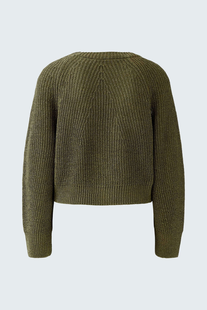 Cardigan tricoté en maille olive, coupe courte, encolure en V, fermeture boutonnée classique. Essentiel élégant et confortable.