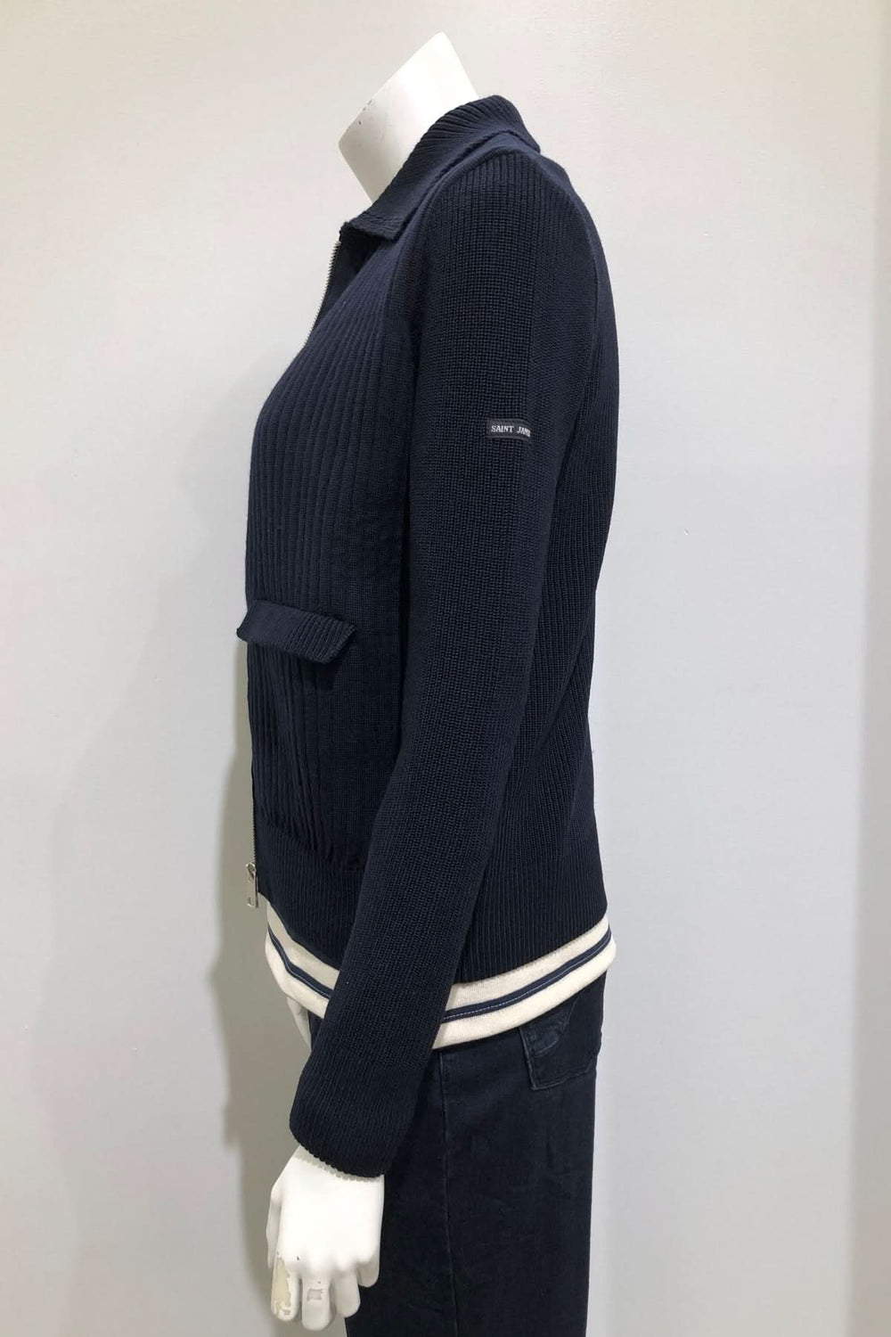 Vue latérale du Cardigan zippé CHATEL marine en maille côtelée avec col chemise et poche à rabat, porté avec un t-shirt rayé.