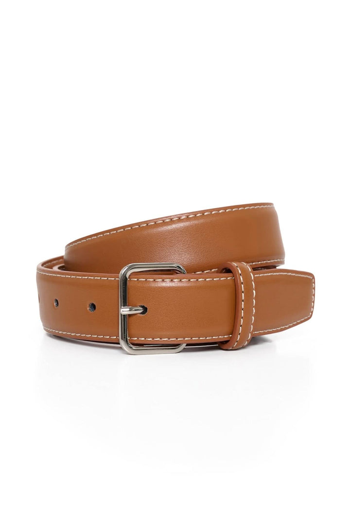Ceinture en cuir lisse couleur caramel avec surpiqûres contrastantes et boucle métallique rectangulaire.