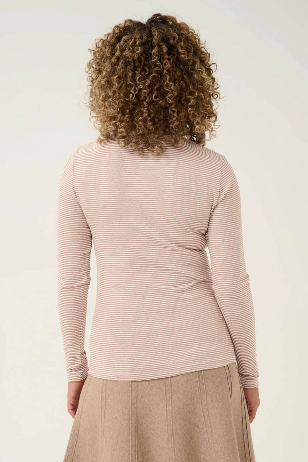 Chandail Amma à rayures horizontales, coupe ajustée, manches longues, vue de dos sur mannequin avec cheveux bouclés.