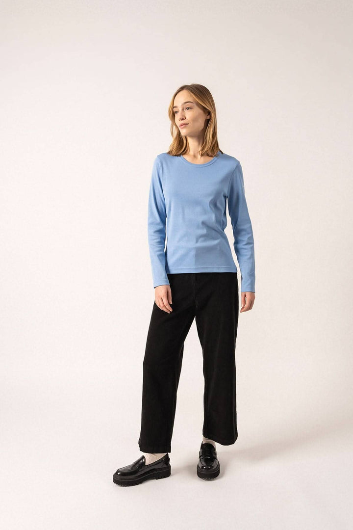 Chandail Celina bleu à manches longues avec logo Saint James, porté par modèle en tenue décontractée.