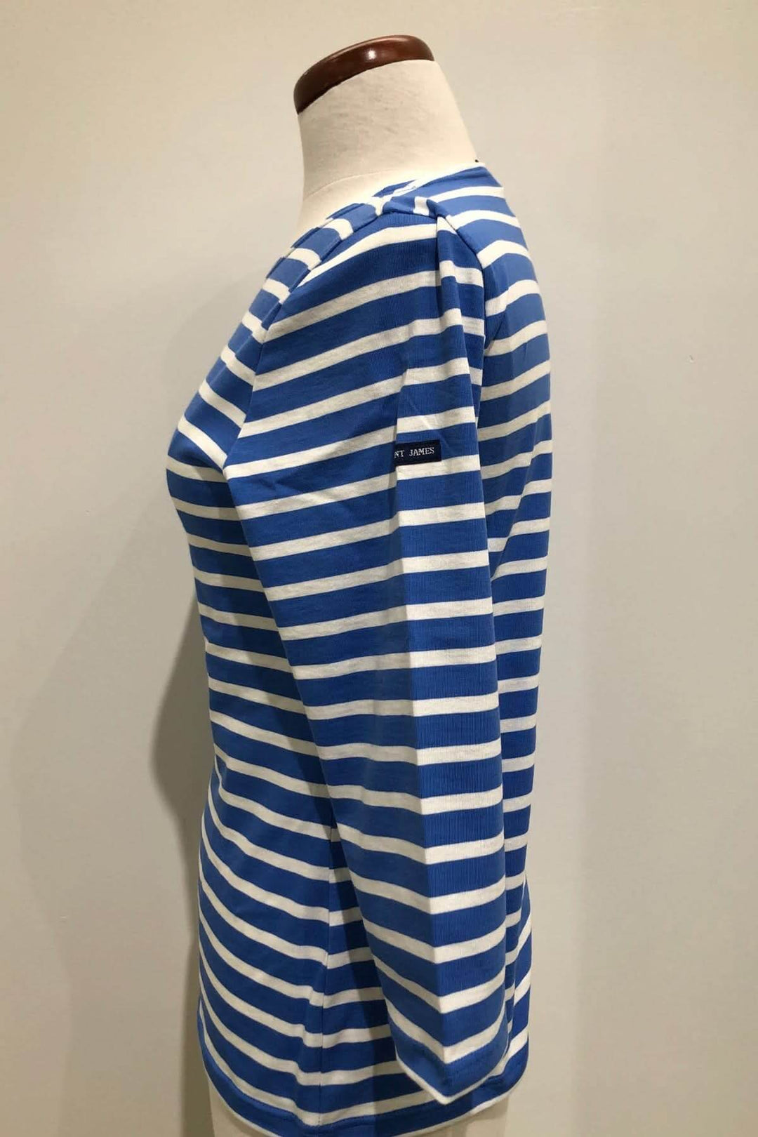 Chandail Galathée II à rayures marines bleues et blanches, manches ¾ et coupe ajustée pour un style féminin.