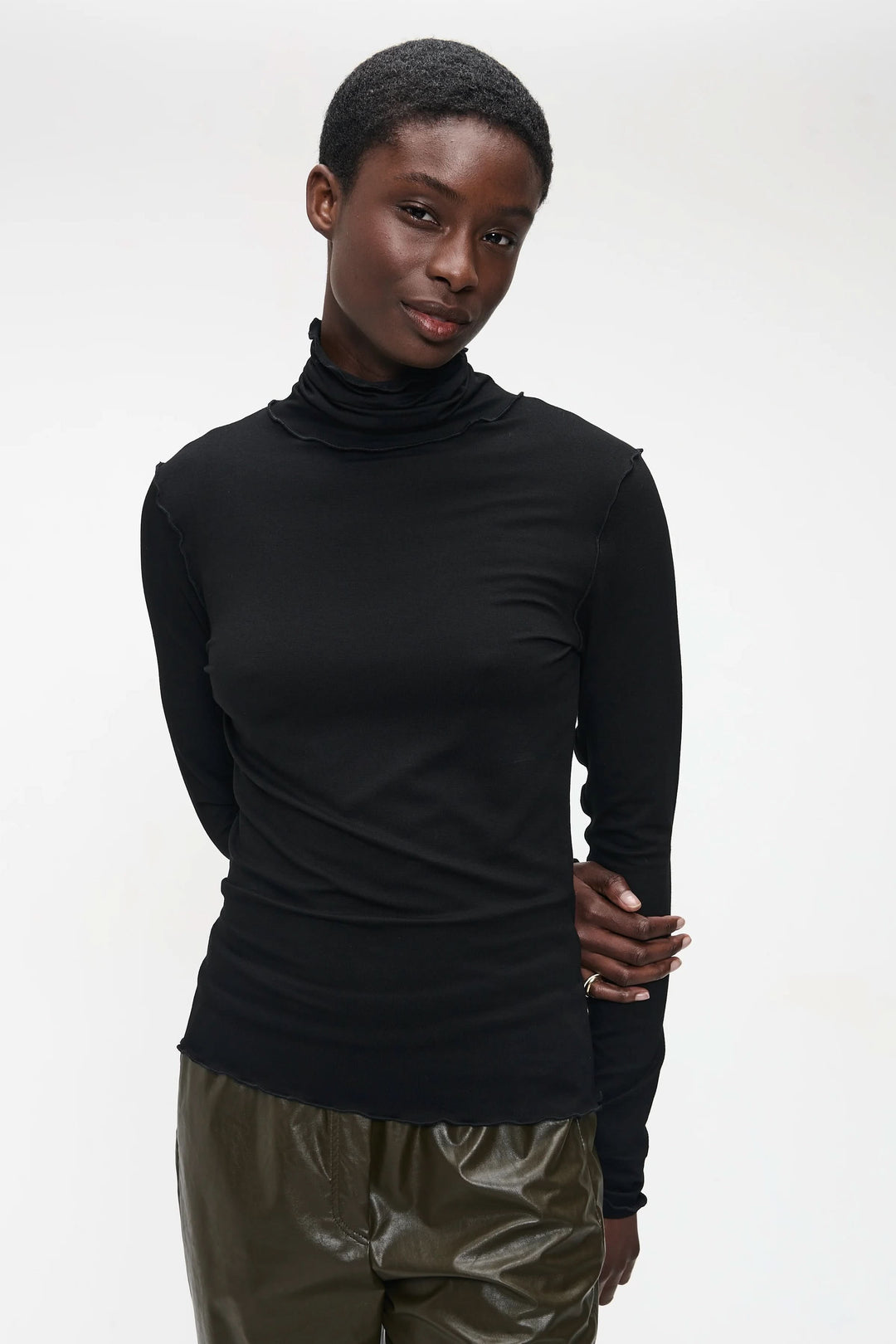 Chandail Janice noir ajusté avec col roulé, moderne et épuré, porté avec élégance pour un look minimaliste et chic.