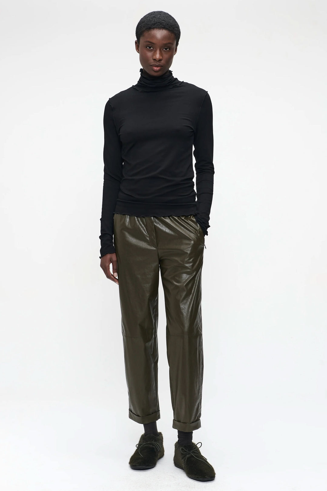 Chandail Janice à col roulé ajusté pour un look minimaliste et chic avec pantalon moderne. Découvrez l&